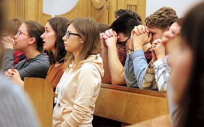 ▲	Młodzież przyjeżdża do Arki nie tylko modlić się o zdanie matury i dostanie na upragnione studia.