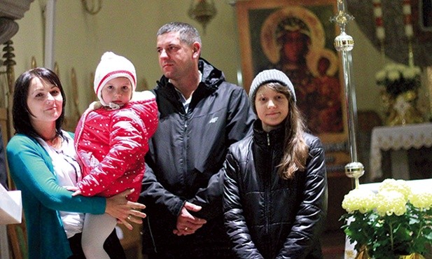 ▲	Ewelina i Krzysztof Przypkowie z Weroniką  i małą Wiktorią  (na rękach) w czasie świadectwa w kościele parafialnym w Żabnie.