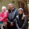 ▲	Ewelina i Krzysztof Przypkowie z Weroniką  i małą Wiktorią  (na rękach) w czasie świadectwa w kościele parafialnym w Żabnie.
