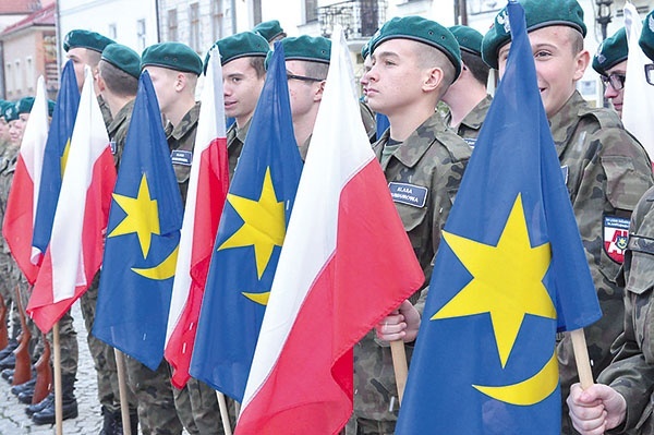 ▲	Polska i tarnowska – flagi wiele mówiły o historii ojczyzny i miasta.