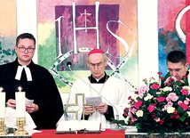 ▲	Od lewej: ks. Wojciech Pracki, abp Alfons Nossol, ks. Zygfryd Glaeser