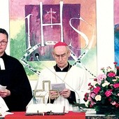 ▲	Od lewej: ks. Wojciech Pracki, abp Alfons Nossol, ks. Zygfryd Glaeser