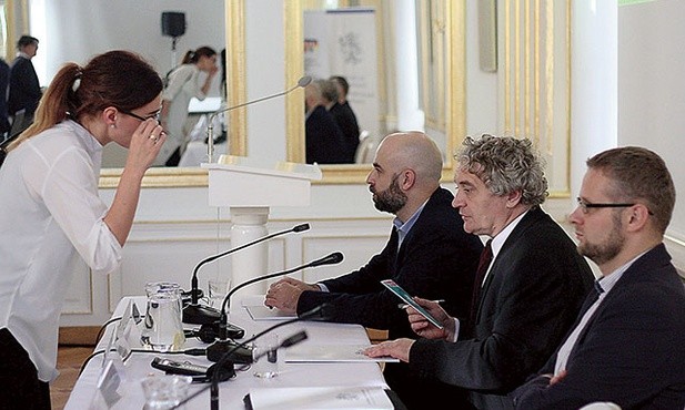 Od prawej: dr Konrad Pędziwiatr, red. Krzysztof Ogiolda, dr Rafał Cekiera podczas dyskusji w Kamieniu Śl.