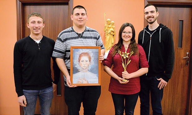 Z relikwiami bł. Karoliny Kózkówny. Od lewej: Marcin Szmul, Adam Kasperski, Patrycja Kazuch i Tomasz Kazuch