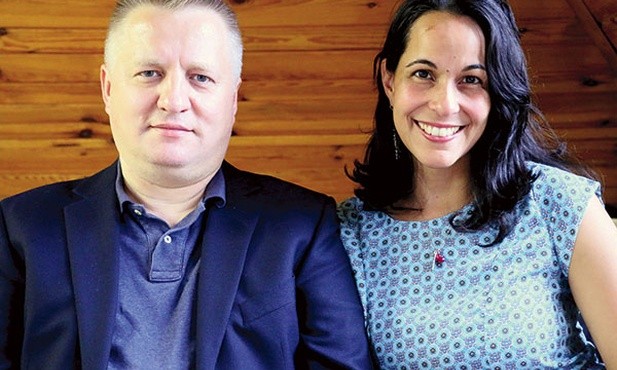 Sulem i Marek Dudkowie starają się zwrócić uwagę  na problemy ludzi na drugim końcu świata. 