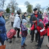 Przewodnicy PTTK kwestują na cmentarzu Emaus w Łowiczu