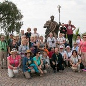 Pielgrzymi z ks. Jackiem Kucharskim w Kafarnaum przed pomnikiem św. Piotra