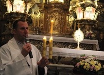 Ks. Rafał Masztalerz podczas adoracji Najświętszego Sakramentu