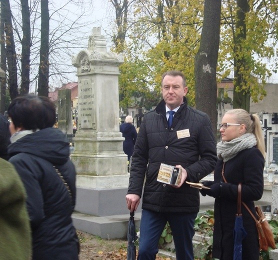 Kwesta na cmentarzu w Kutnie