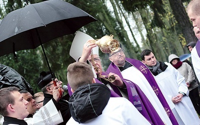 ▲	Biskup Dajczak modlił się za zmarłych i błogosławił miejsca spoczynku.