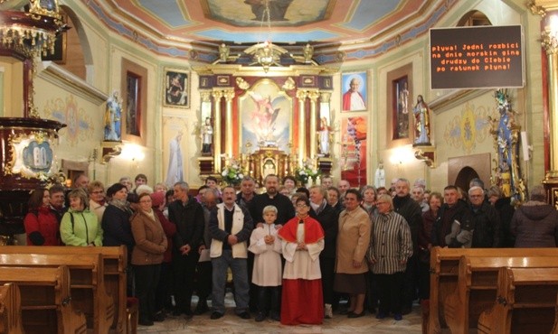 Pamiątkowe zdjęcie uczestników rocznicowego nabożeństwa w Kończycach
