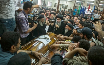 Pogrzeb 20 ofiar zamachu muzułmańskich terrorystów na autobus wiozący wiernych na nabożeństwo do koptyjskiego klasztoru św. Samuela Wyznawcy w prowincji Al-Minja (Egipt) w maju 2017 r.