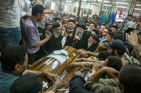 Pogrzeb 20 ofiar zamachu muzułmańskich terrorystów na autobus wiozący wiernych na nabożeństwo do koptyjskiego klasztoru św. Samuela Wyznawcy w prowincji Al-Minja (Egipt) w maju 2017 r.