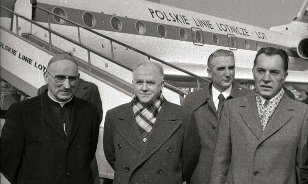 W oczekiwaniu na przylot kard. Agostina Casarolego, od lewej bp Bronisław Dąbrowski, min. Kazimierz Kąkol, z tyłu Józef Czyrek, podsekretarz stanu w MSZ.  Warszawa 3.03.1979 r.