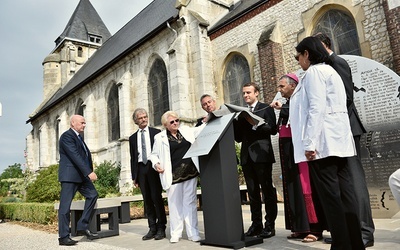 Prezydent Emmanuel Macron i arcybiskup Rouen Dominique Lebrun na wspólnej uroczystości.  To wyjątkowy widok. Powodem jest rocznica śmierci ks. Jacquesʼa Hamela, zamordowanego przez dżihadystów.