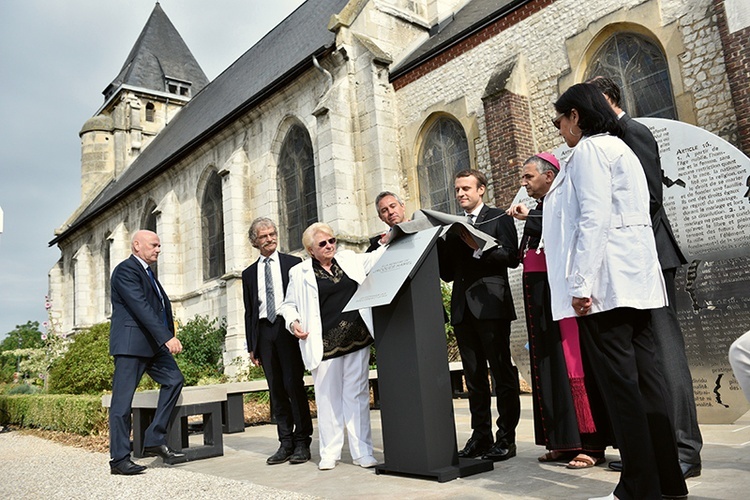 Prezydent Emmanuel Macron i arcybiskup Rouen Dominique Lebrun na wspólnej uroczystości.  To wyjątkowy widok. Powodem jest rocznica śmierci ks. Jacquesʼa Hamela, zamordowanego przez dżihadystów.