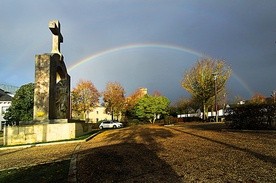 Pomnik Jana Pawła II, z którego – wyrokiem sądu – ma być usunięty krzyż.