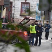 Trwają prace rozbrajania bomb znajdujących się pod mostem.