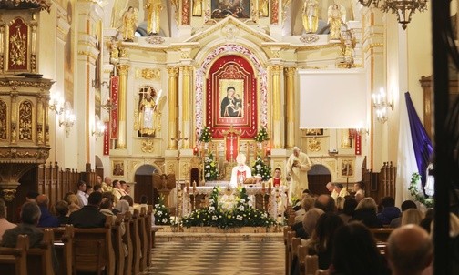 Pielgrzymi w kęckiej świątyni św. Małgorzaty i Katarzyny