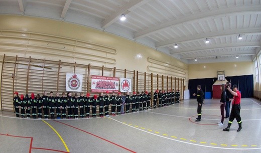 Młodzi strażacy