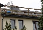Prace przy wymianie dachu objęły w tym roku skrzydło frontowe i część skrzydła północno-zachodniego