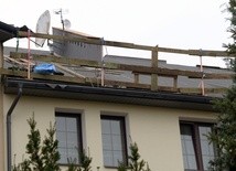 Prace przy wymianie dachu objęły w tym roku skrzydło frontowe i część skrzydła północno-zachodniego