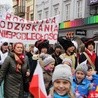 Część uczniów "Pijarskiej" założyła stroje z dawnych lat.