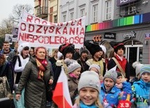 Część uczniów "Pijarskiej" założyła stroje z dawnych lat.