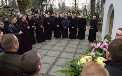 Biskupi Edward Materski i Stefan Siczek zmarli 5 lat temu. Spoczywają w kaplicy dawnej bramy wejściowej na cmentarzu rzymskokatolickim przy ul. Limanowskiego.