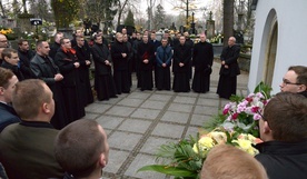 Biskupi Edward Materski i Stefan Siczek zmarli 5 lat temu. Spoczywają w kaplicy dawnej bramy wejściowej na cmentarzu rzymskokatolickim przy ul. Limanowskiego.