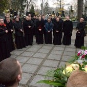 Biskupi Edward Materski i Stefan Siczek zmarli 5 lat temu. Spoczywają w kaplicy dawnej bramy wejściowej na cmentarzu rzymskokatolickim przy ul. Limanowskiego.