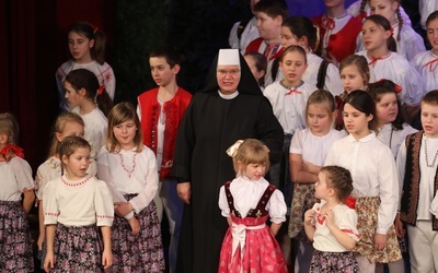 S. Jadwiga z najmłodszymi wykonawcami widowiska jasełkowego.