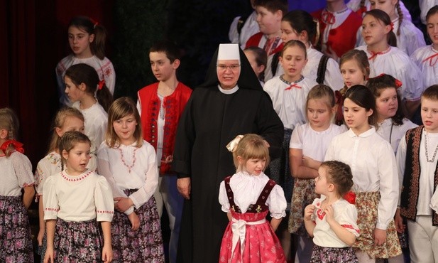 S. Jadwiga z najmłodszymi wykonawcami widowiska jasełkowego.