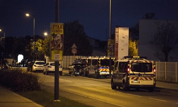 Kierowca rozmyślnie wjechał w grupę ludzi, jest troje rannych 