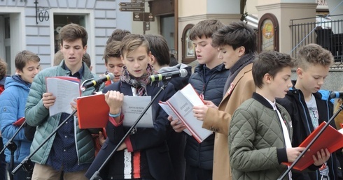 Licealiści KTK poprowadzili "Narodowe śpiewanie" na bielskim Rynku