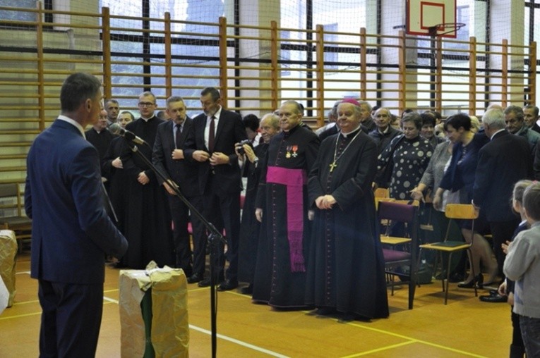 Ks. Jan Pasierbek odznaczony w Pietrzykowicach