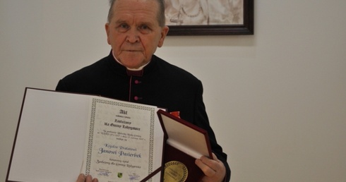 Honory dla mariackiego prałata