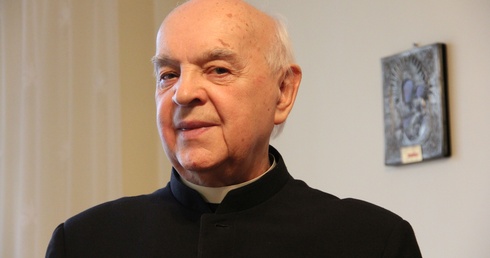 Ks. prał. Bernard Czernecki w swoim mieszkaniu w Jastrzębiu-Zdroju