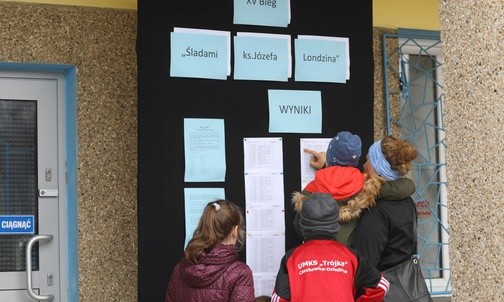 Na tablicy na bieżąco pojawiały się wyniki w poszczególnych kategoriach wiekowych