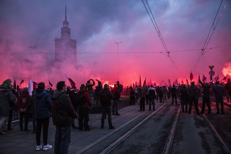 Tysiące flag pod hasłem "My chcemy Boga" 