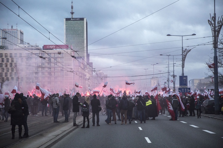 Tysiące flag pod hasłem "My chcemy Boga" 