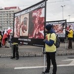 Tysiące flag pod hasłem "My chcemy Boga" 