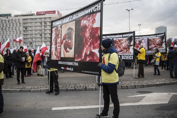 Tysiące flag pod hasłem "My chcemy Boga" 