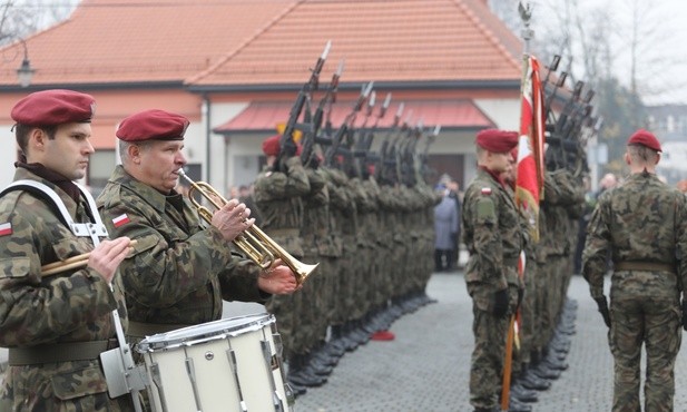 Hołd bohaterom złożyli też żołnierze, oddając salwę honorową