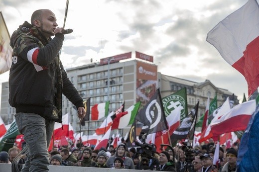 Tysiące flag pod hasłem "My chcemy Boga" 