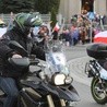 Rajczański Marsz Niepodległości otwierała grupa motocyklistów z biało-czerwonycmi chorągiewkami