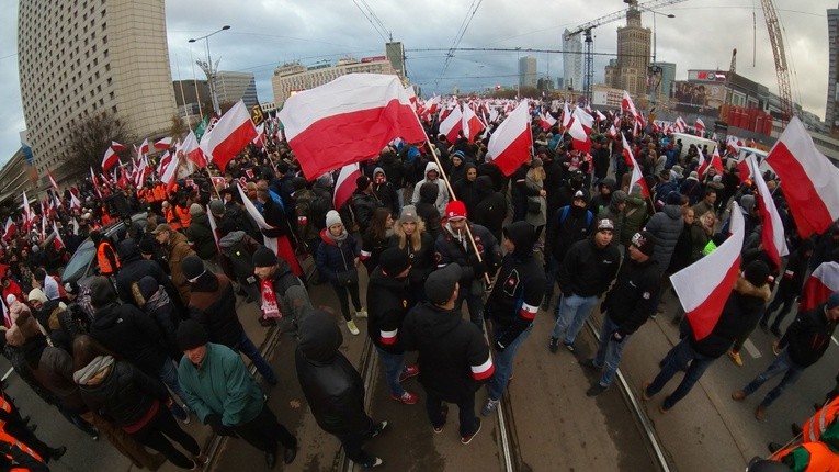 Tysiące flag pod hasłem "My chcemy Boga" 