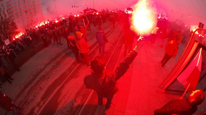 Tysiące flag pod hasłem "My chcemy Boga" 