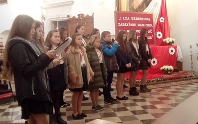 Po Mszy św. uczniowie ze szkoły w Grabowcu zaprezentowali program artystyczny