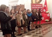 Po Mszy św. uczniowie ze szkoły w Grabowcu zaprezentowali program artystyczny